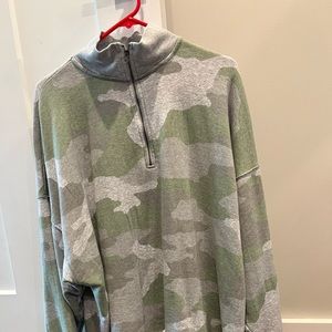 Aerie sweatshirt type top in light colored camo, size XL